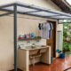 Cobertura para tanque externo protege a área de serviço da chuva com solução simples