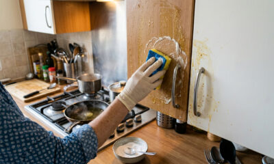O truque simples das diaristas para tirar gordura dos armários da cozinha de forma fácil e rápida