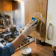 O truque simples das diaristas para tirar gordura dos armários da cozinha de forma fácil e rápida