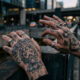 O que significa ter as mãos tatuadas segundo a psicologia?
