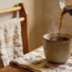 Coador de pano passando café lembra uma infância simples e feliz na cozinha antiga