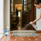 Borrifar vinagre com sal na porta de casa: para que serve e quando fazer