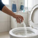 Colocar sal no vaso sanitário antes de dormir: para que serve e por que tanta gente recomenda