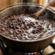 Nem panela de pressão, nem horas no fogo: o truque para cozinhar feijão em 15 minutos e ainda deixar com caldo grosso