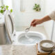 Como usar sal grosso e bicarbonato para manter o vaso sanitário sem mau cheiro