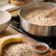 Troque o açúcar por banana e faça um mingau de aveia em apenas 5 minutos