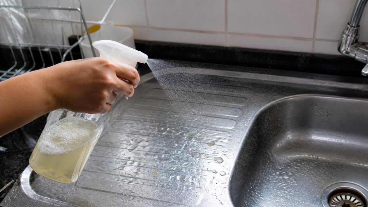 Junte água quente com vinagre e detergente: para que serve e quando fazer