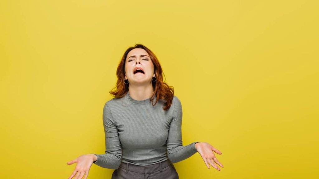 Pessoas que reclamam o tempo todo costumam compartilhar estes traços, segundo a psicologia