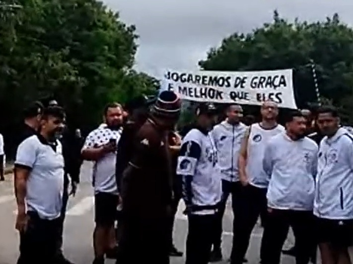 Protesto da torcida do Vasco (Foto: YouTube/Podcast Cruzmaltino)