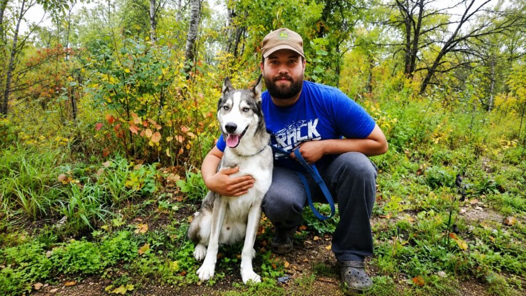 Cachorro desaparecido há 4 anos reencontra seu dono e comove a todos