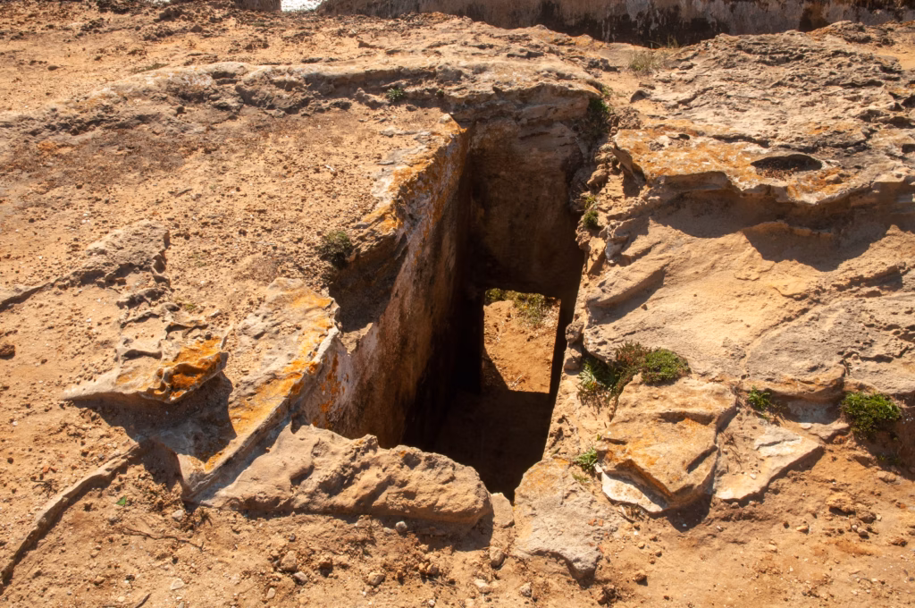 Quando os arqueólogos abriram essa enorme tumba, não havia ninguém lá dentro. Onde estavam os corpos?