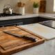 Qual tábua de corte é melhor para usar na cozinha: madeira, plástico ou metal