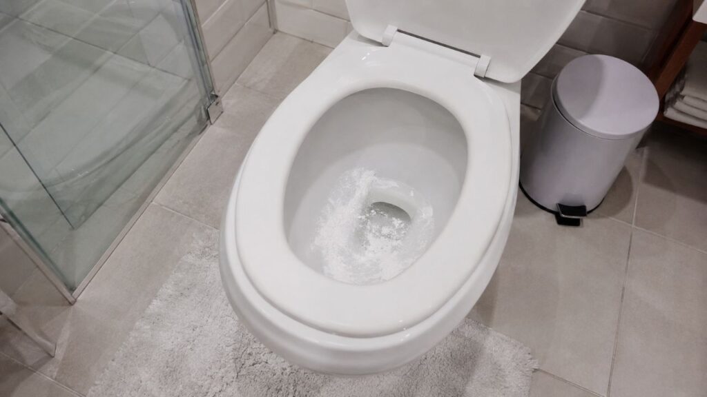 Jogar bicarbonato de sódio no vaso: para que serve e quando fazer