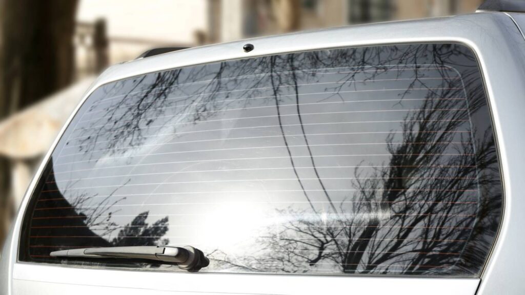 Esta é a verdadeira razão pela qual os carros têm linhas no para-brisa traseiro
