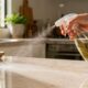 Borrifar vinagre com folhas de louro na casa: para que serve e quando fazer