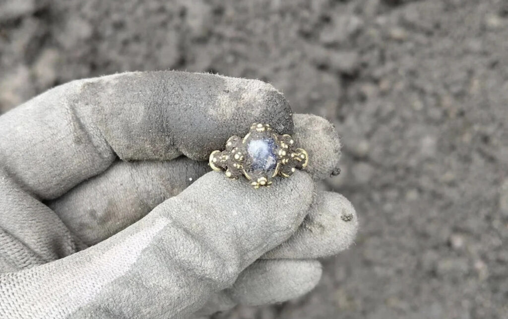Anel medieval encontrado na Noruega revela antigas crenças sobre proteção divina