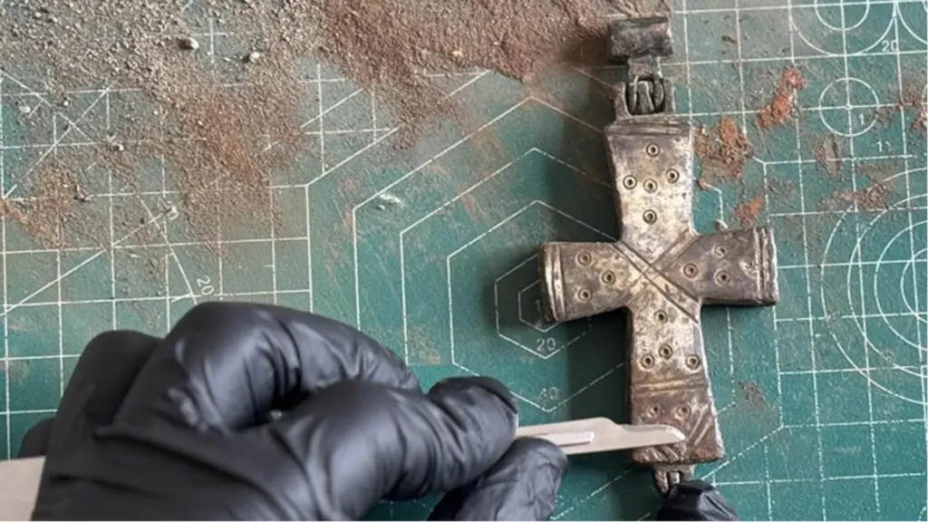 Arqueólogos encontram rara cruz relicário em antiga cidade da Turquia