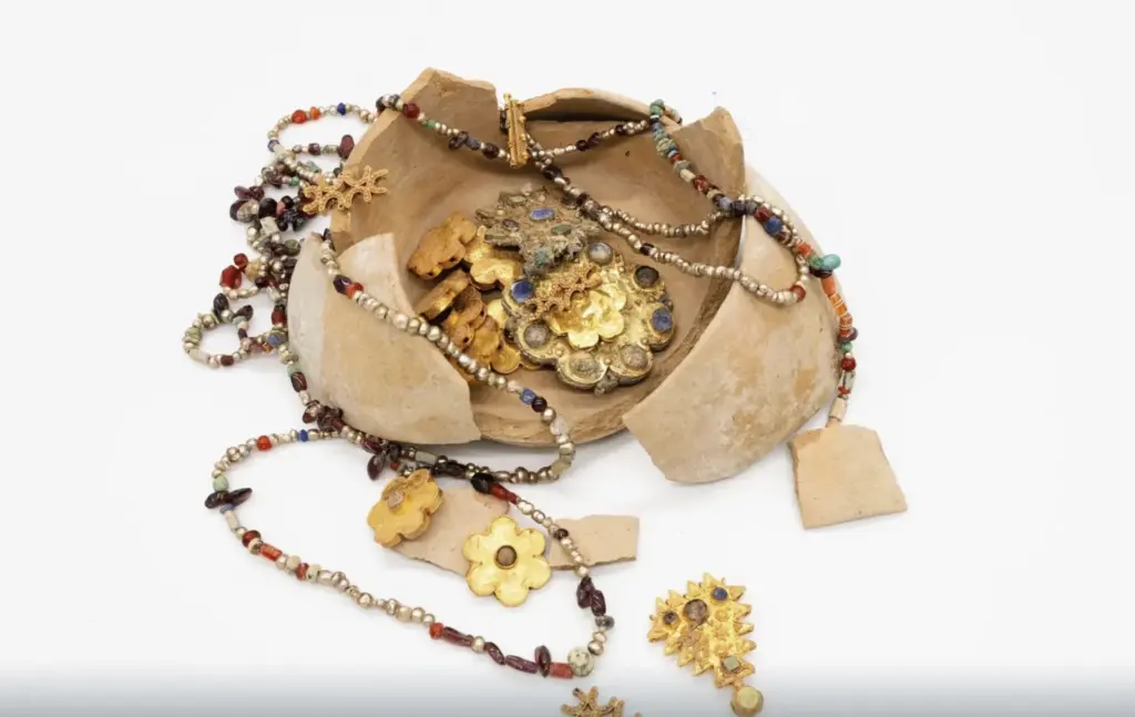 Mais de 100 decorações de ouro em um prato de barro. Um misterioso tesouro do deserto