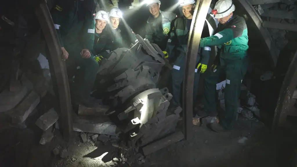 Máquina de mineração esquecida no subsolo é encontrada e revela um capítulo perdido da história