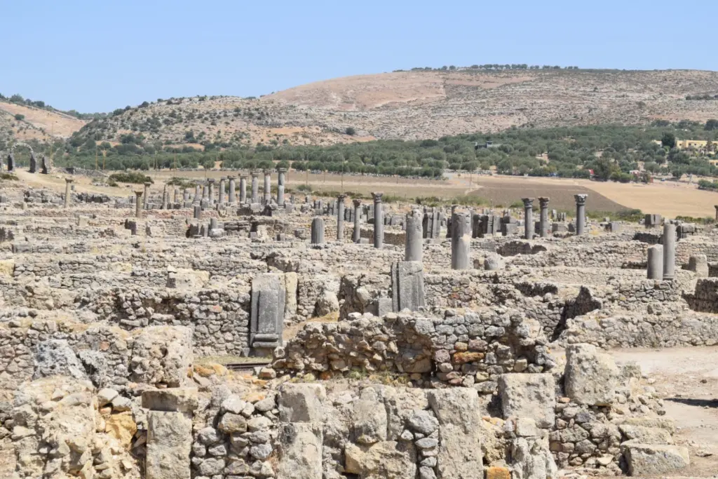 Tabuleiro de jogo esculpido em pedra é descoberto nas ruínas de Volubilis, no Marrocos