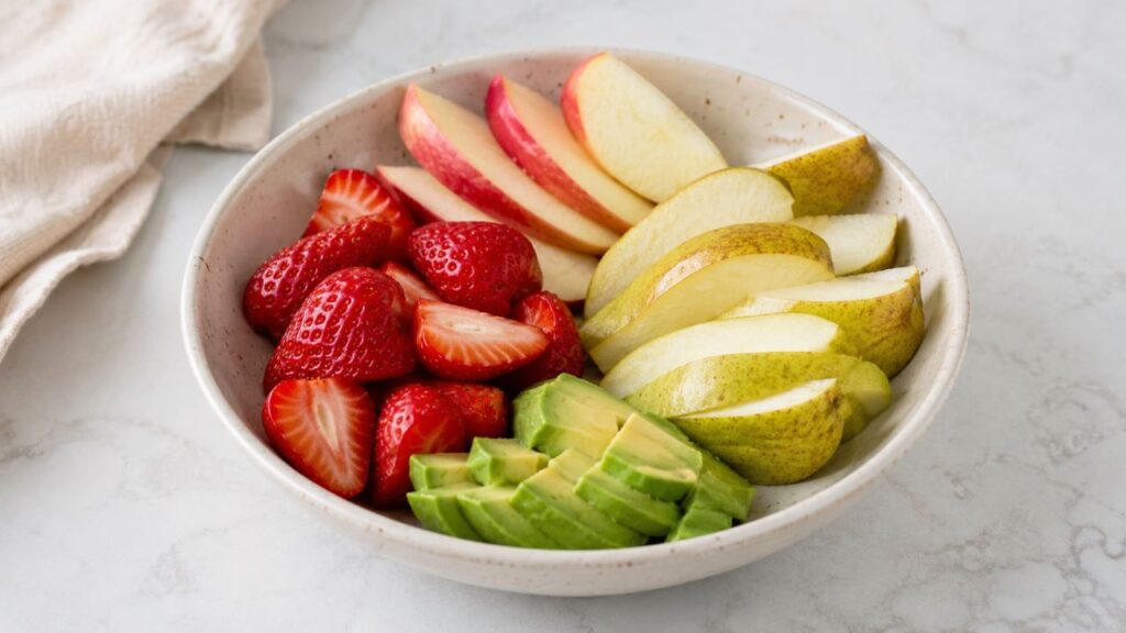 Consumir frutas inteiras preserva fibras e evita o excesso de açúcar dos sucos