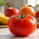 Subtítulo: Tomate surpreendeu ao superar frutas populares em um ranking baseado na densidade de nutrientes