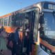 Muitos passageiros em fila para embarcar em um ônibus laranja com a rota '175 EXPRESSO TÚNEL'.