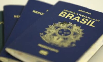 Passaportes azuis brasileiros empilhados, com dizeres "REPÚBLICA FEDERATIVA DO BRASIL" e "MERCOSUL" na capa.