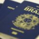 Passaportes azuis brasileiros empilhados, com dizeres "REPÚBLICA FEDERATIVA DO BRASIL" e "MERCOSUL" na capa.