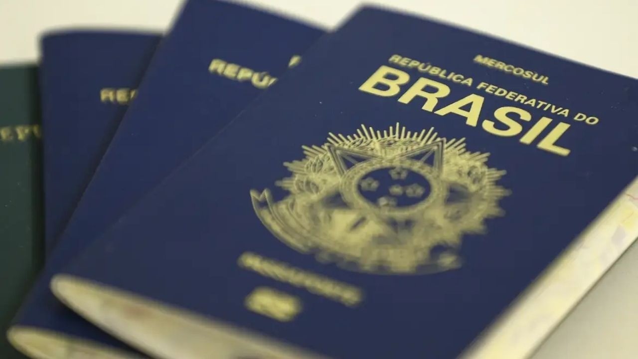 Passaportes azuis brasileiros empilhados, com dizeres "REPÚBLICA FEDERATIVA DO BRASIL" e "MERCOSUL" na capa.
