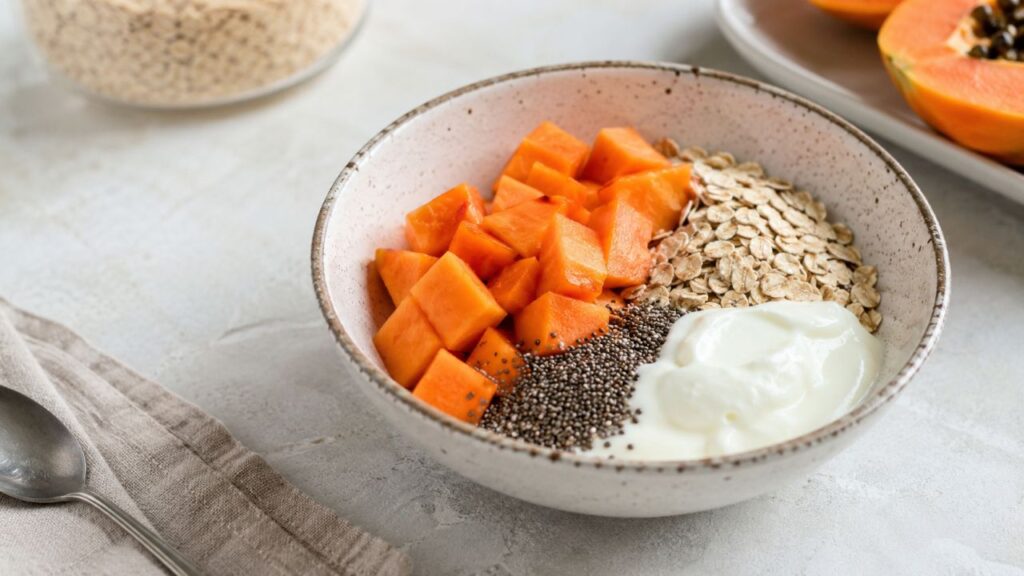 Combinar mamão com aveia e iogurte ajuda a criar um lanche mais completo, equilibrado e rico em nutrientes antioxidantes