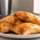 O segredo do pastel crocante na Air Fryer está no calor alto e na camada fina de óleo