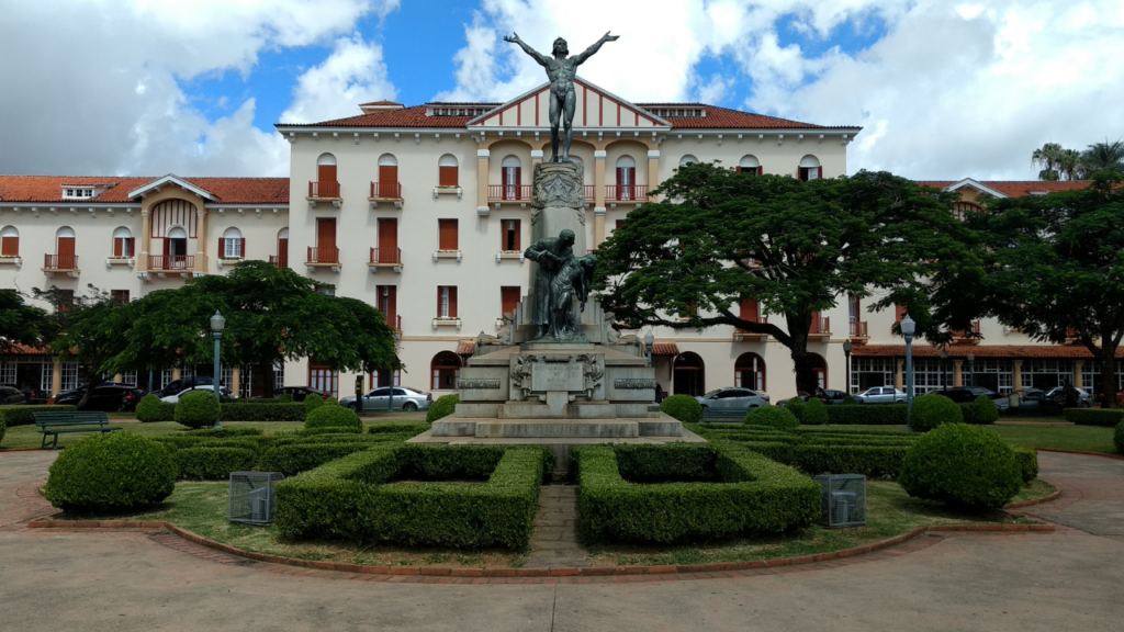 A cidade de Minas Gerais dentro de um vulcão com águas termais a 45 °C que curam desde o Brasil império e tem até mesmo um Cristo Redentor
