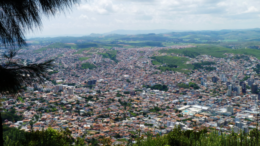 A cidade de Minas Gerais dentro de um vulcão com águas termais a 45 °C que curam desde o Brasil império e tem até mesmo um Cristo Redentor