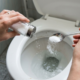 Colocar sal no vaso sanitário à noite antes de dormir: para que serve e por que você deve fazer isso toda semana