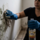 Sem água sanitária nem vinagre: a melhor forma de tirar o mofo da parede do banheiro sem agredir a superfície