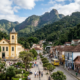 Fundada por suíços e com pico de 2.257 metros, a "Suíça Brasileira" tem título oficial por lei federal