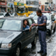 Motorista atravessa poça d’água, molha pedestre na calçada e acaba surpreendido com multa de R$ 130,16