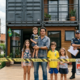 Pai de 3 filhos soldou 3 contêineres de 12 metros, criou uma casa de alto padrão com R$ 15 mil e economizou 70%, mas prefeitura barra ligação de água por falta de “habite-se” residencial