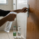 Aplicar vinagre na porta do banheiro: o hábito barato que segura a umidade e o odor que voltam toda semana