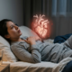 O que significa sentir o coração acelerar toda noite antes de dormir