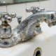 Sem vinagre nem bicarbonato: a melhor forma de remover o calcário das torneiras e do vaso sanitário