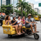 Blitz guincha "sofá motorizado": jovens estudantes são flagrados a 60 km/h em um sofá na avenida bebendo cerveja e acabam levando multas pesadas pela ação