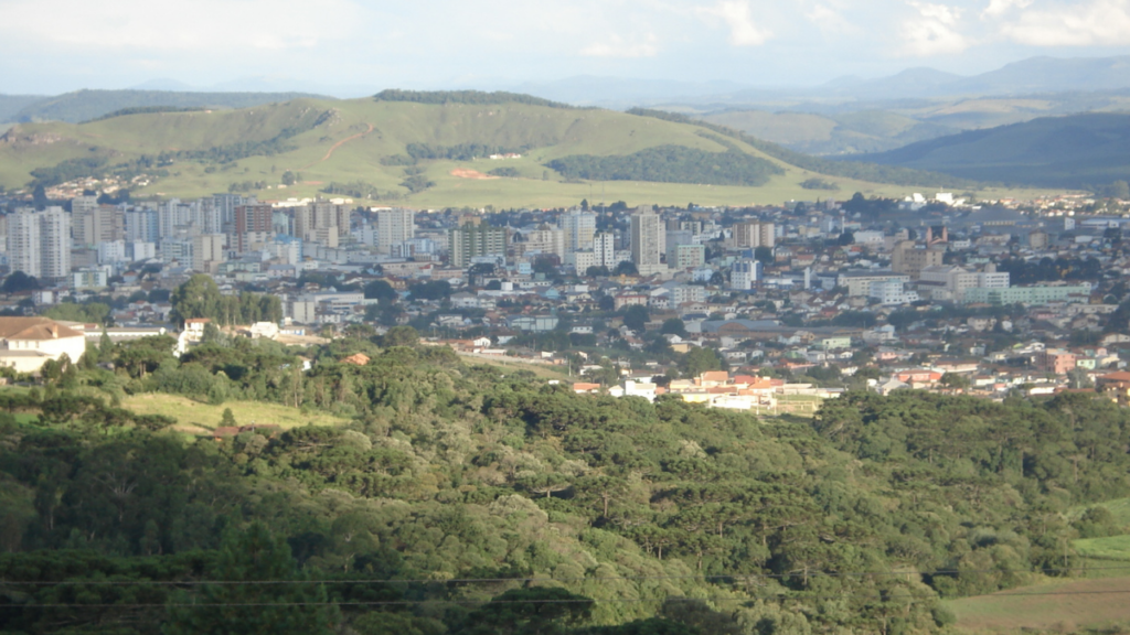 A maior cidade de Santa Catarina em extensão fica a 900 metros de altitude e tem manhãs brancas de geada