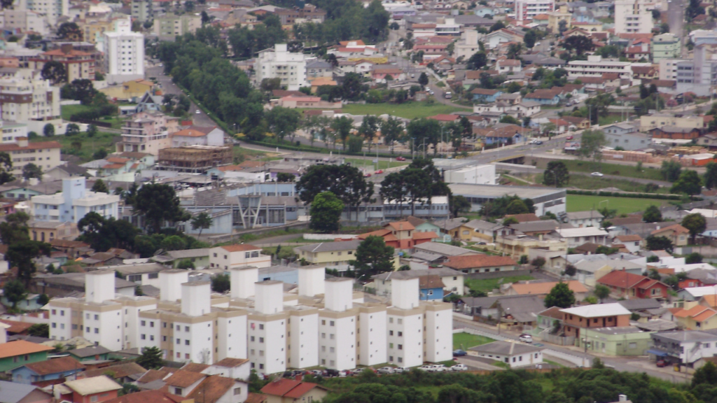 A maior cidade de Santa Catarina em extensão fica a 900 metros de altitude e tem manhãs brancas de geada