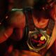 Nicholas Galitzine como He-Man, com armadura dourada, símbolo vermelho no peito e expressão determinada.