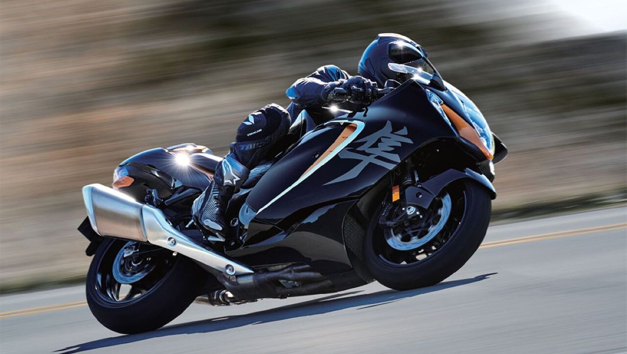 Há trinta anos, os fabricantes japoneses fizeram um pacto: nenhuma moto ultrapassaria os 300 km/h. E então chegou a Suzuki Hayabusa, atingindo quase 450 km/h