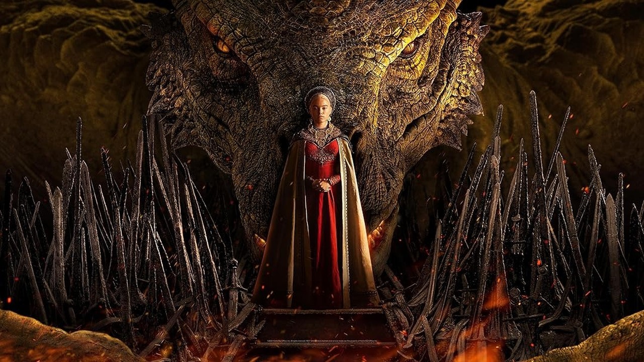Mulher em vestido vermelho e capa, dragão ao fundo, em trono de espadas e fogo.