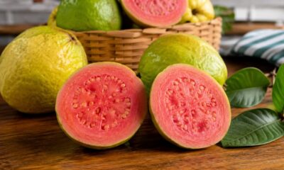 Goiaba reúne vitamina C, fibras e antioxidantes em uma fruta simples e acessível