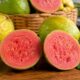 Goiaba reúne vitamina C, fibras e antioxidantes em uma fruta simples e acessível